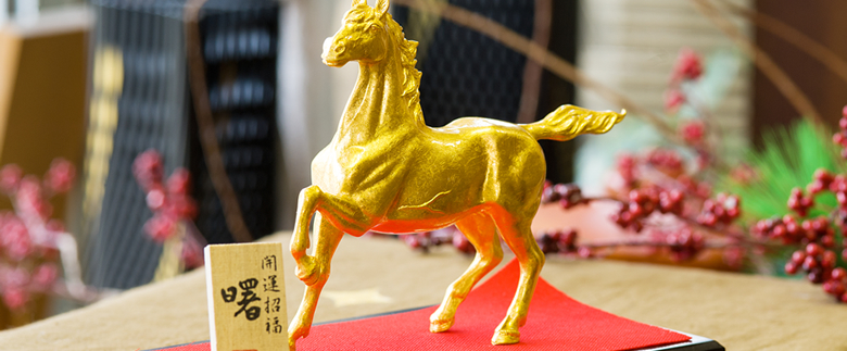 金箔で飾られた馬