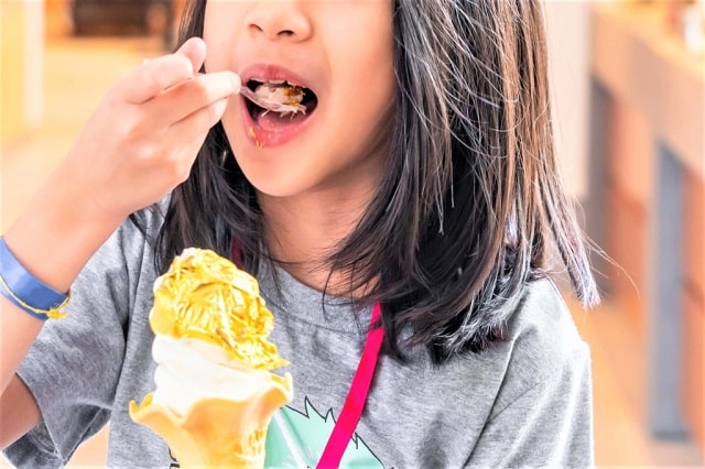 金箔ソフトクリームを食べる女の子